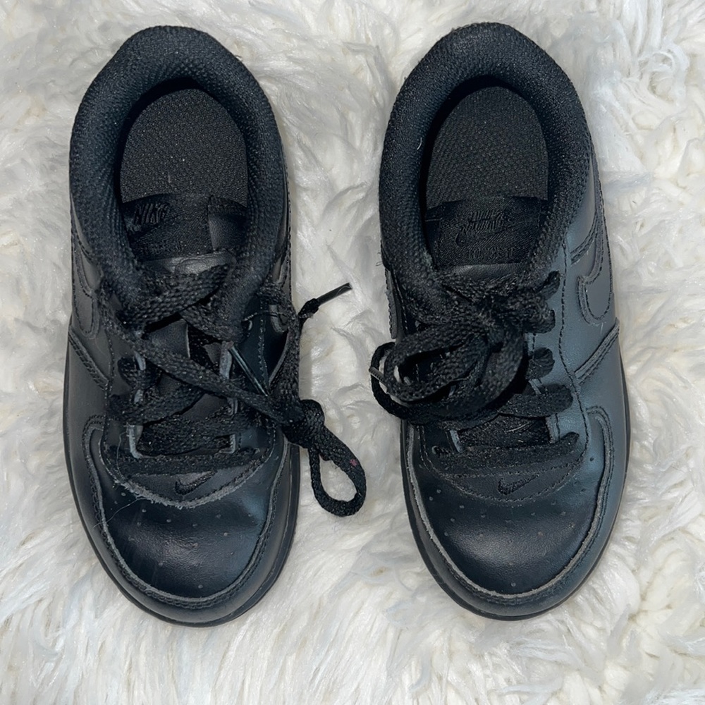 🔹 Nike Air Force 1 All Black